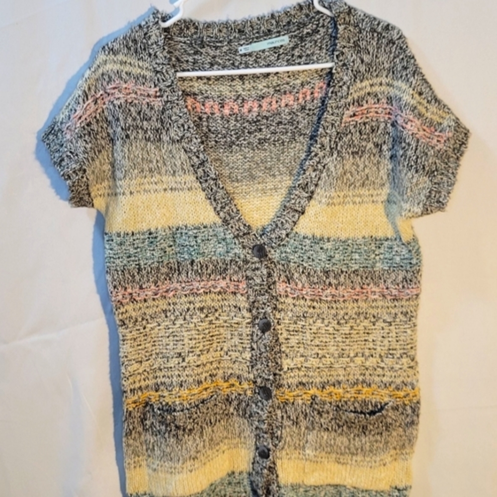 Women's NWOT Maurices short sleeve v-neck button up sweater. Size medium